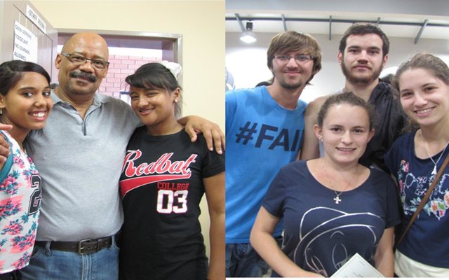 Verskeie leerders met breë glimlagte nadat hul uitslae bekend is